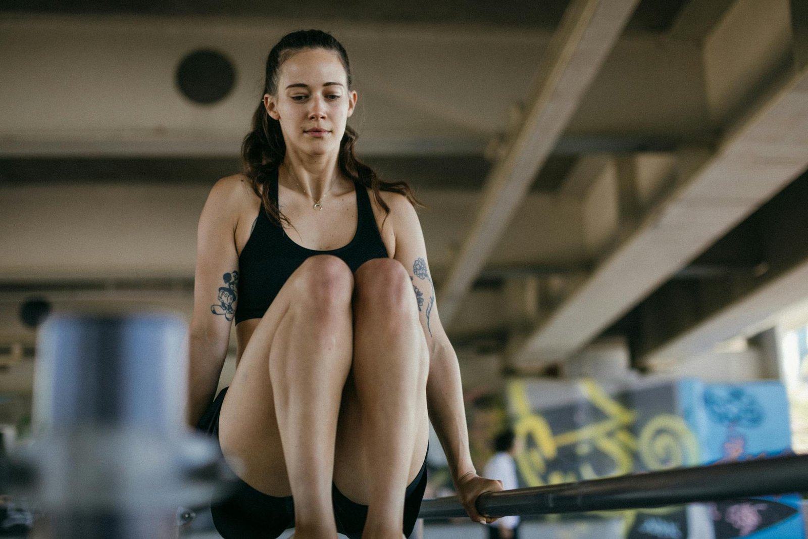 El Barre es un programa de entrenamiento estructurado que combina elementos técnicos del ballet clásico, el control del pilates y la respiración del yoga.